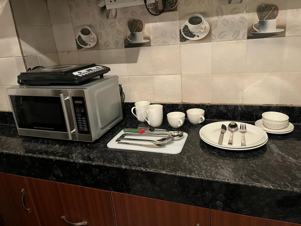 Aura Luxury Studio I Couple Friendly I Near Golf Course Road, Sector 57, Gurgaon Exterior photo