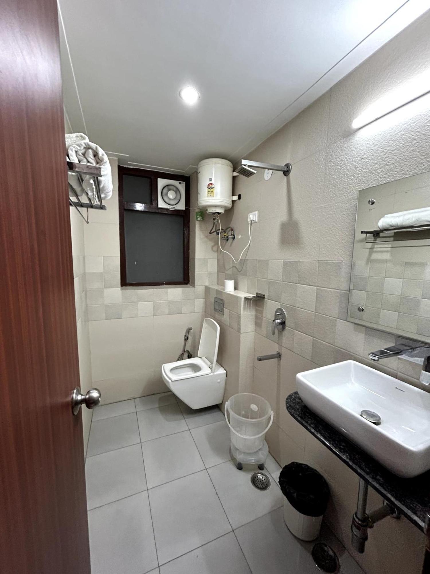 Aura Luxury Studio I Couple Friendly I Near Golf Course Road, Sector 57, Gurgaon Exterior photo