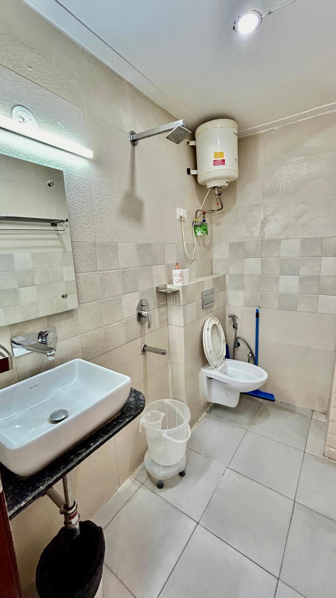 Aura Luxury Studio I Couple Friendly I Near Golf Course Road, Sector 57, Gurgaon Exterior photo